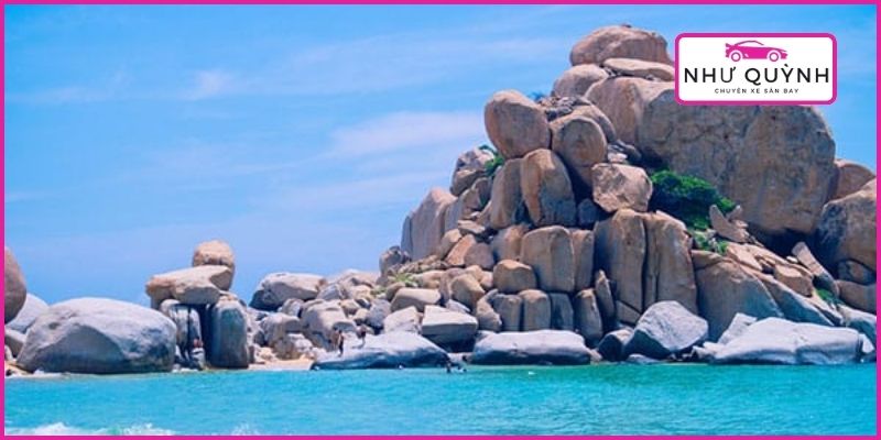Bãi biển Mũi Dinh rộng rãi, nước trong xanh