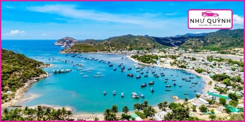 Vịnh biển nổi bật với làn nước trong xanh và cảnh quan hoang sơ